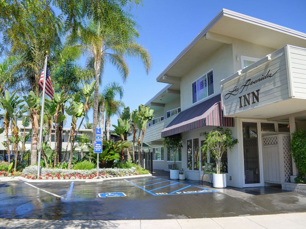 La Avenida Inn