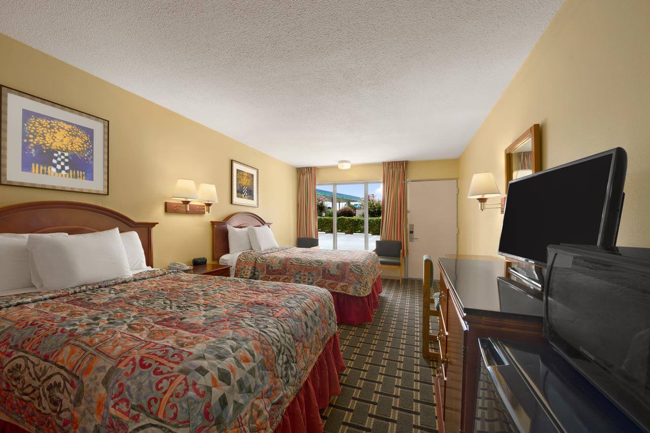 Rose Garden Inn & Suites