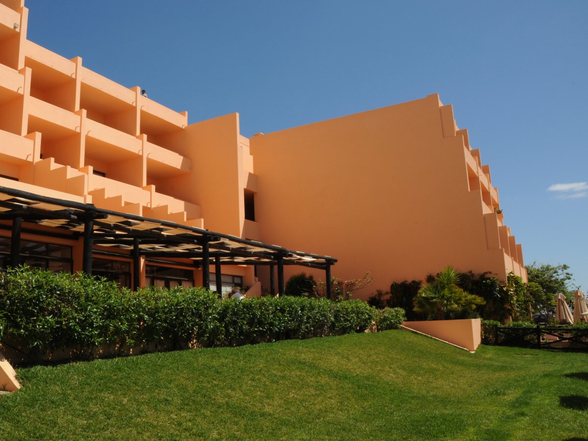 Dom Pedro Meia Praia Apartamentos
