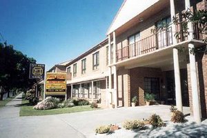 Holbrook Town Centre Motor Inn