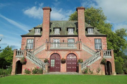 Llansantffraed Court
