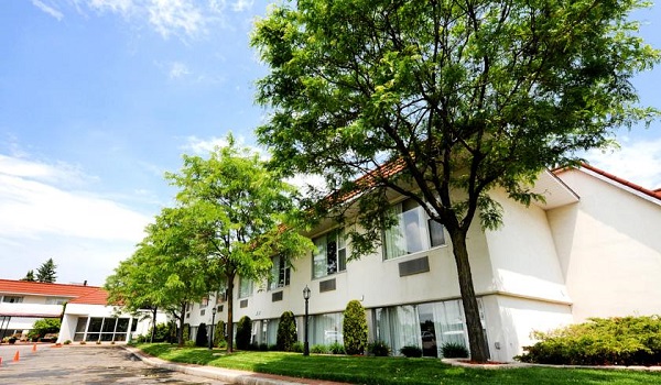 Adams Airport Inn