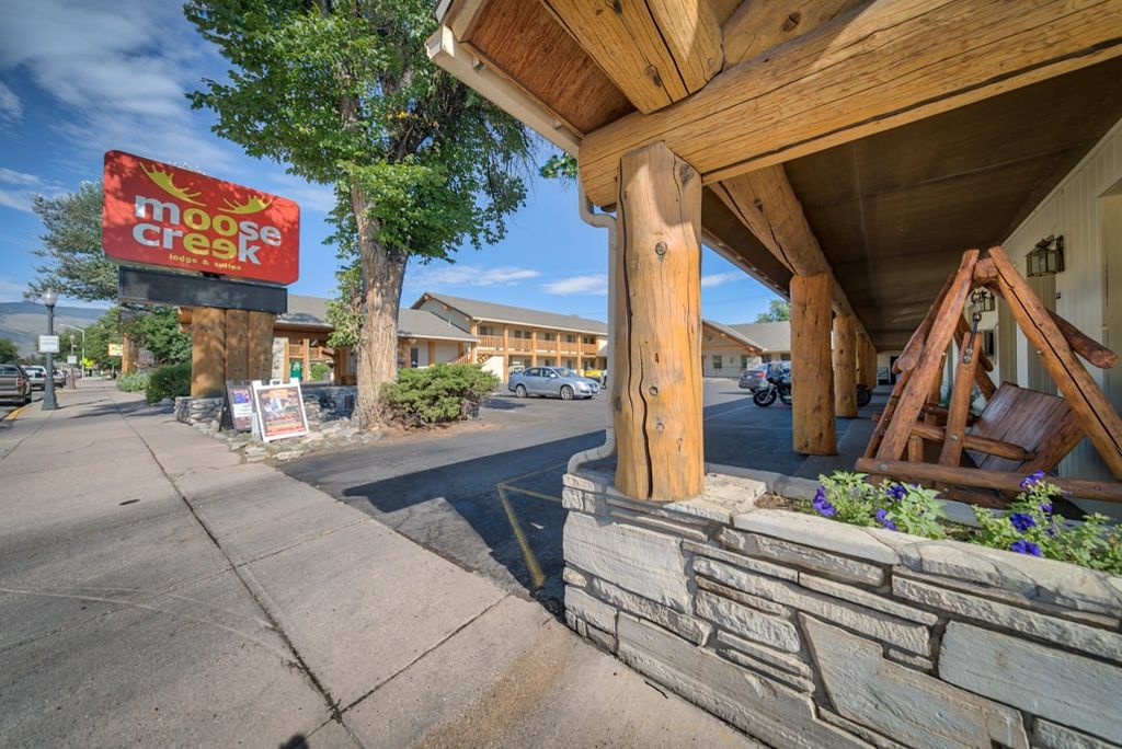 Moose Creek Lodge and Suites