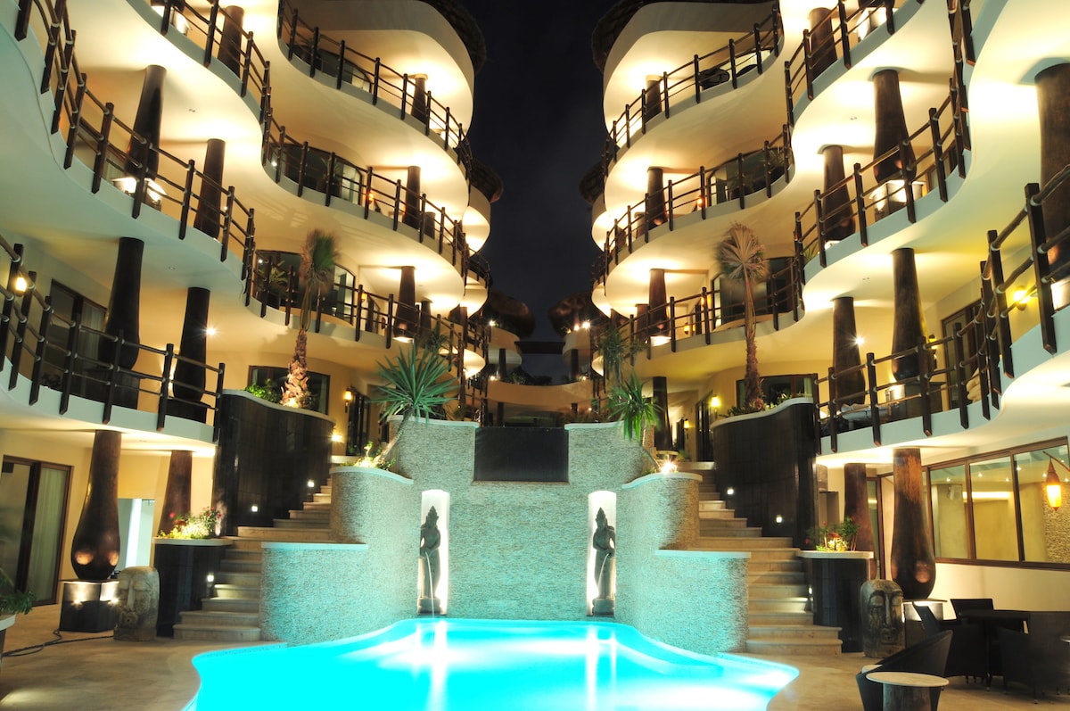 El Taj Oceanfront & Beachside Condo