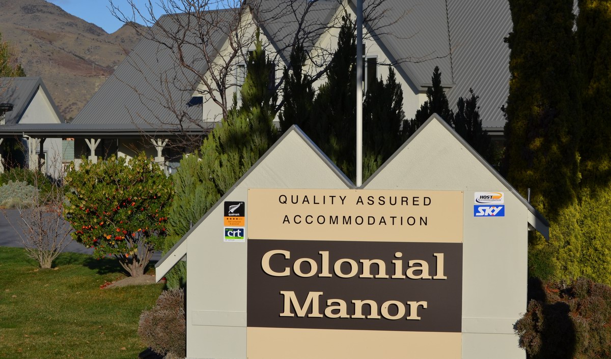 Colonial Manor
